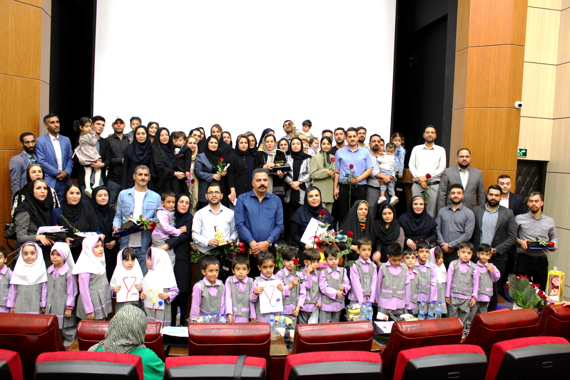 مراسم گرامیداشت روز پرستار با حضور اکثریت پرستاران و پرسنل بیمارستان امام حسین (ع) شهرستان بهارستان و مسئولان شهرستانی و مدیران حوزه سلامت و پرستاران در سینما آتا مال برگزار شد